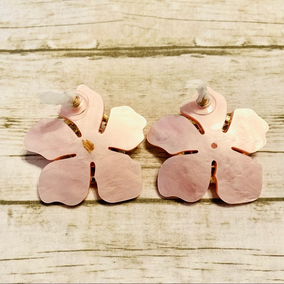 Mother Of Pearl Flower Earrings Light Pink/Gold - Picture 4 of 8